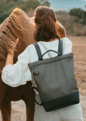 Mochila de cuero negra y...