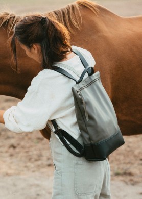 Mochila de cuero negra y...