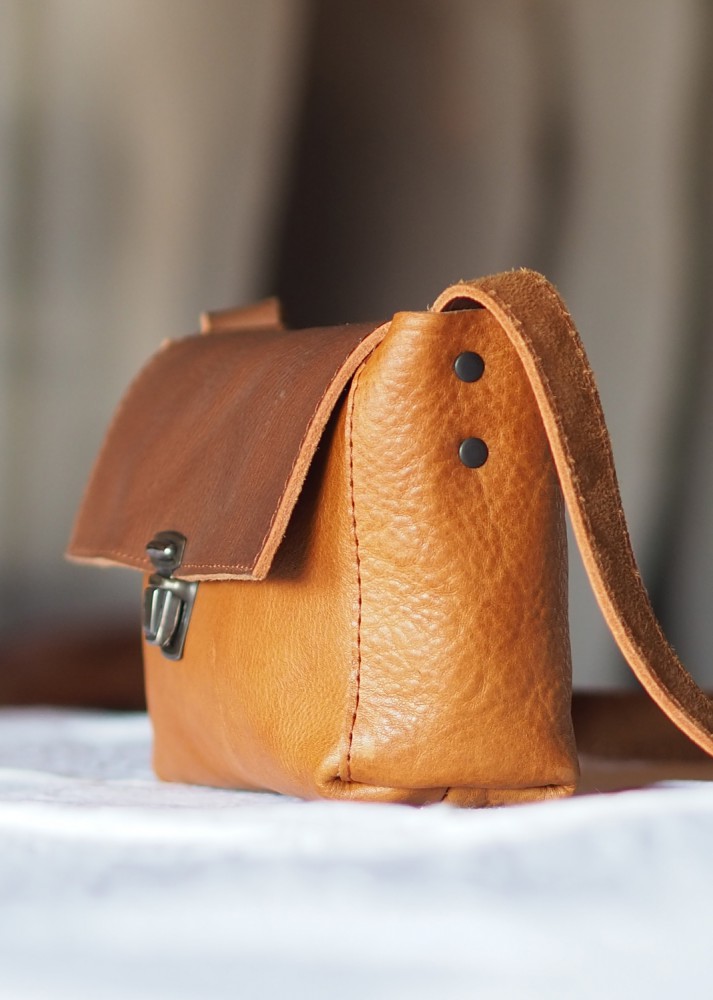 bolso mediano de bandolera artesanal de piel, cuero. marrón.